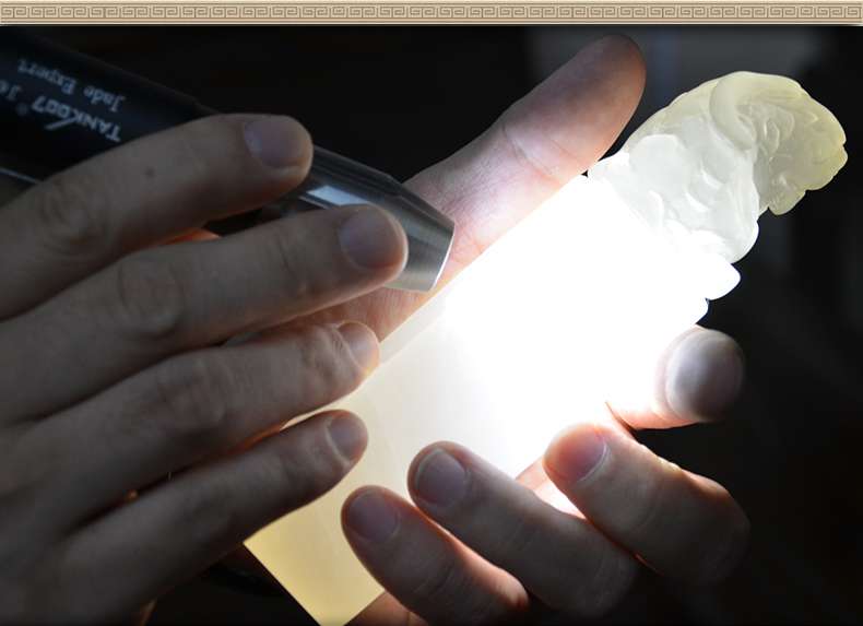 照玉強光手電筒不只可以鑒定琥珀,還可以鑒別各種的玉石、原石 照玉強光手電筒不只可以鑒定琥珀,還可以鑒別各種的玉石、原石