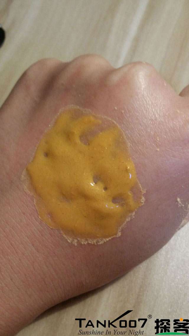 客戶(hù)買(mǎi)了紫光手電驗(yàn)熒光劑，先拿面膜大姨媽巾開(kāi)刀 