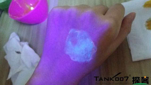 客戶(hù)買(mǎi)了紫光手電驗(yàn)熒光劑，先拿面膜大姨媽巾開(kāi)刀 