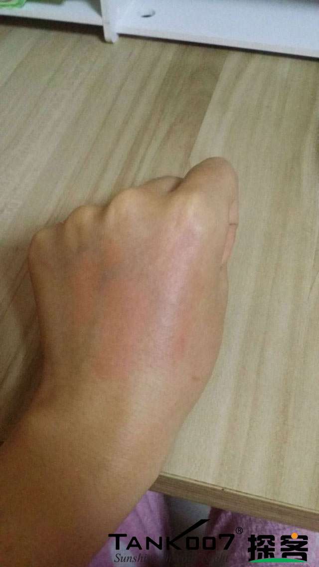 客戶(hù)買(mǎi)了紫光手電驗(yàn)熒光劑，先拿面膜大姨媽巾開(kāi)刀 