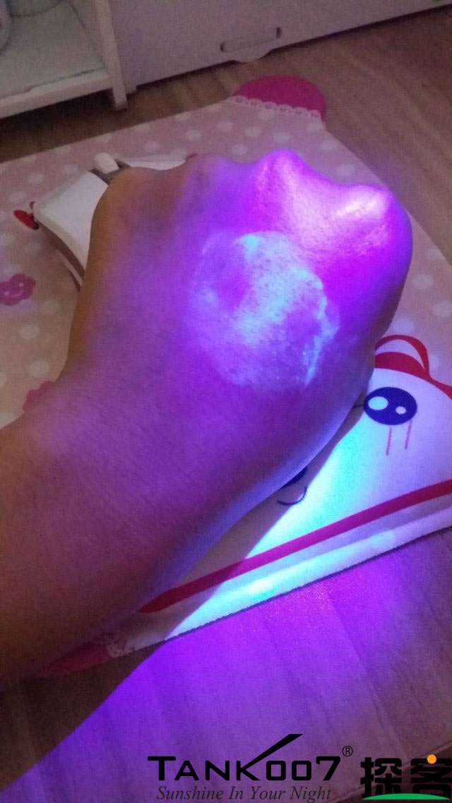 客戶(hù)買(mǎi)了紫光手電驗(yàn)熒光劑，先拿面膜大姨媽巾開(kāi)刀 