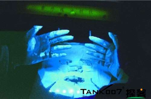 客戶(hù)買(mǎi)了紫光手電驗(yàn)熒光劑，先拿面膜大姨媽巾開(kāi)刀 