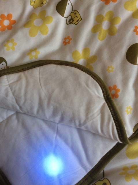  寶媽買(mǎi)了紫光手電，衣服上好多熒光劑，看的心慌害怕