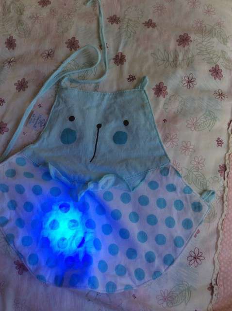  寶媽買(mǎi)了紫光手電，衣服上好多熒光劑，看的心慌害怕